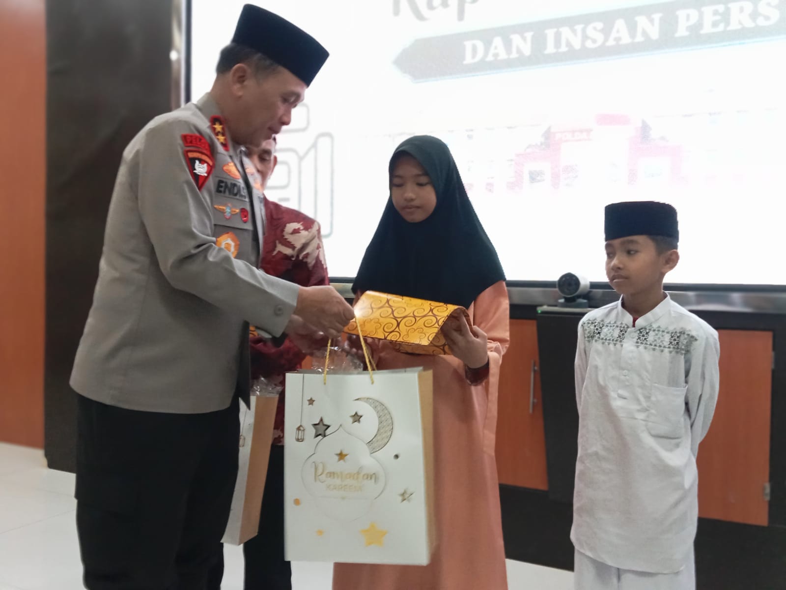 BERI SANTUNAN: Kapolda Sulteng, Endi Sutendi saat menyerahkan santunan dan cindramata kepada anak panti Asuhan Nurul Falaq.