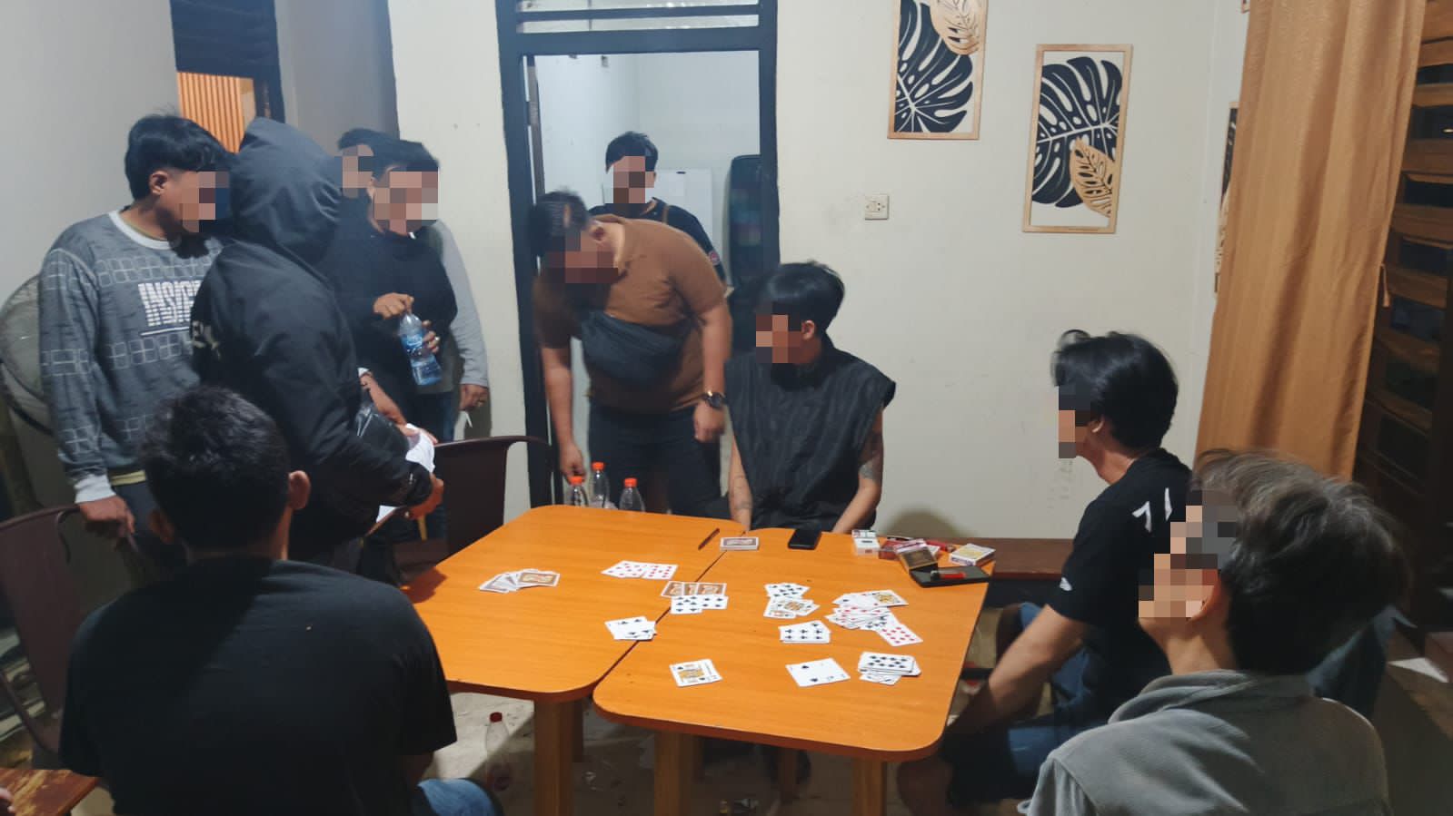 Petugas Satgas II Tindak Operasi Pekat I Tinombala 2026 mengamankan sejumlah terduga pelaku judi kartu saat penggerebekan di Jalan Tadulako, Kota Palu.