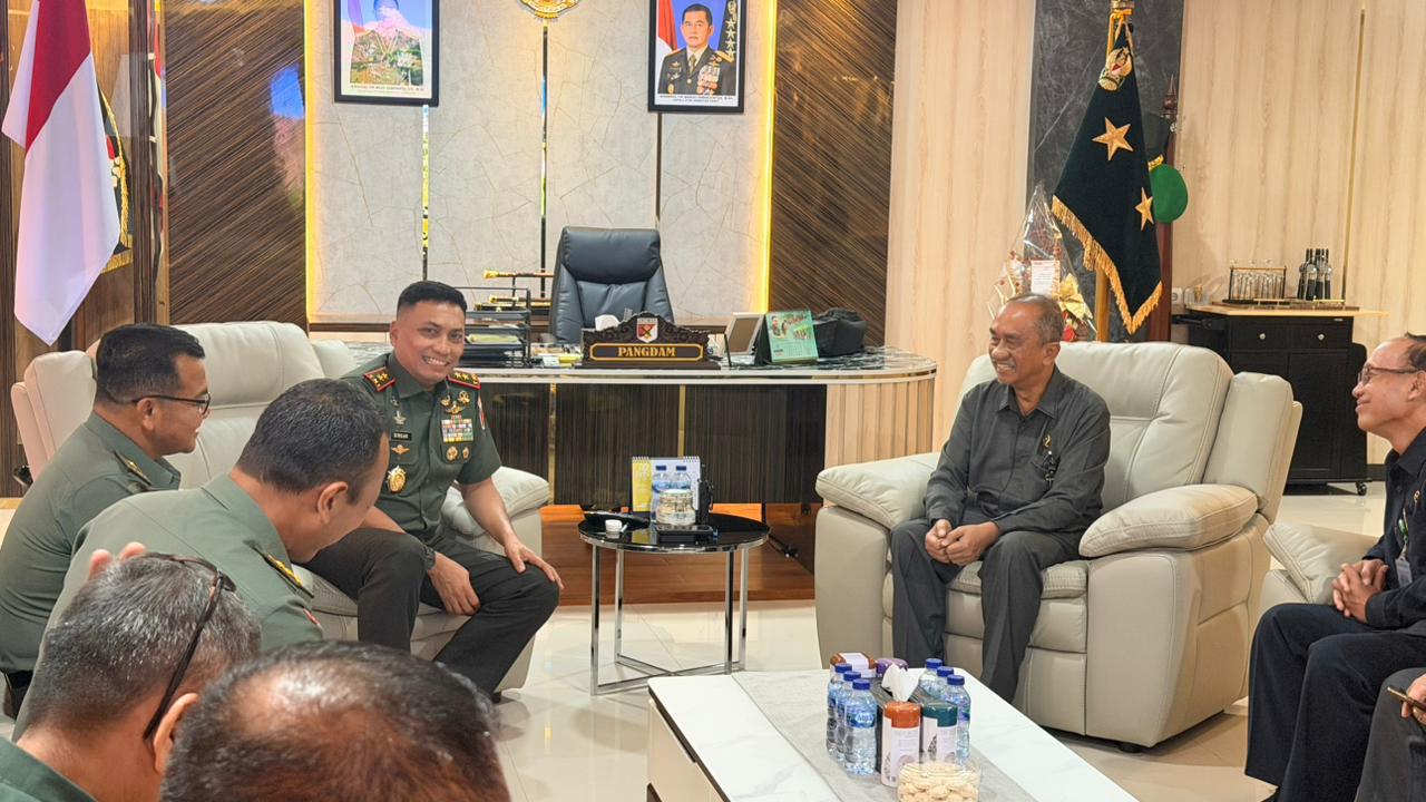 Pangdam Komando Daerah Militer XXIII/Palaka Wira Mayjen TNI J. Binsar Parluhutan Sianipar menerima audiensi Ketua Pengadilan Tinggi Sulawesi Tengah Aroziduhu Waruwu.