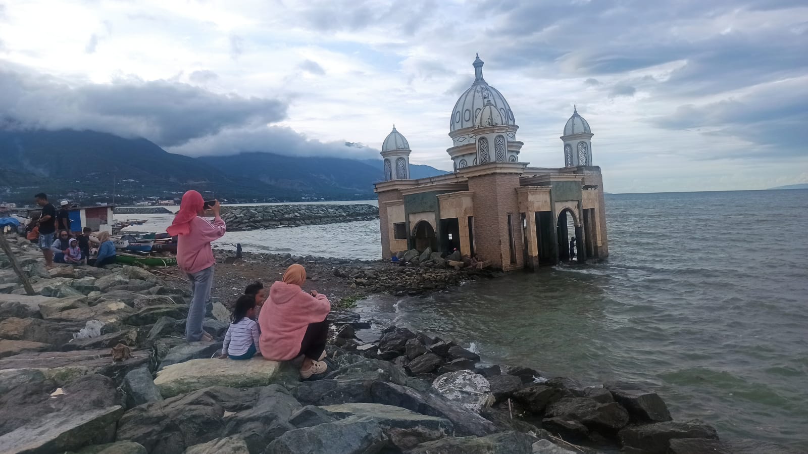 Warga menikmati suasana sore saat ngabuburit di kawasan Masjid Arqam Baburahman, Kelurahan Lere, Kota Palu.