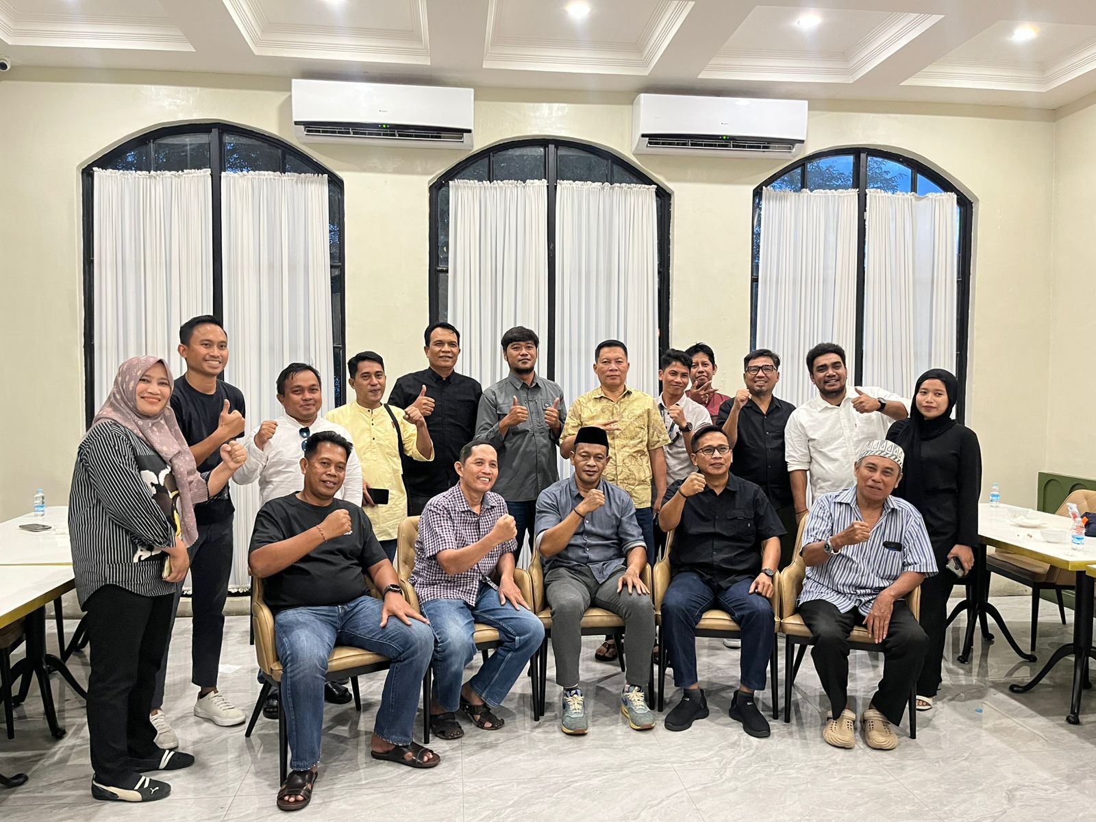 Suasana keakraban terlihat saat manajemen PT Lestari Tani Teladan dan awak media berfoto bersama usai berbuka puasa bersama di Palu, Rabu (25/02).