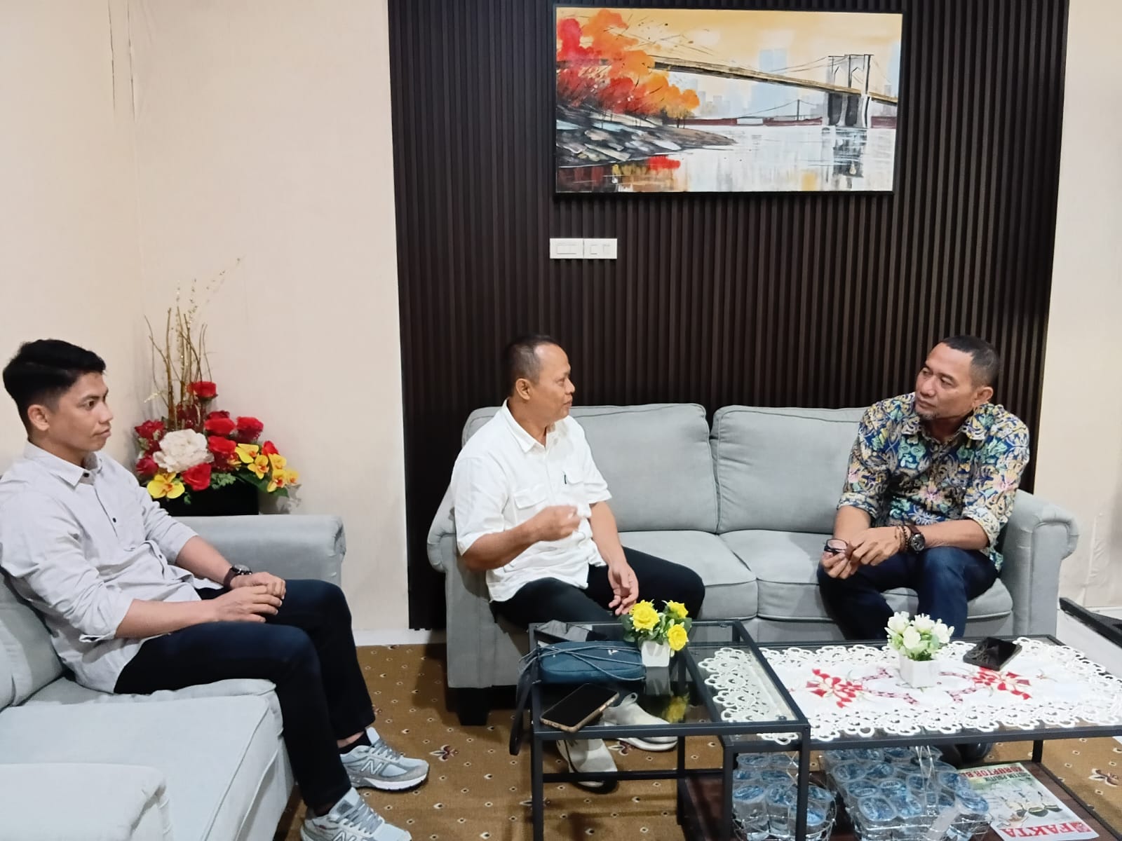 Kepala BPJN Sulteng, Bambang S. Razak (kanan) menerima kunjungan Direktur Radar Palu Murtalib dan GM Radar Palu Ismail. 