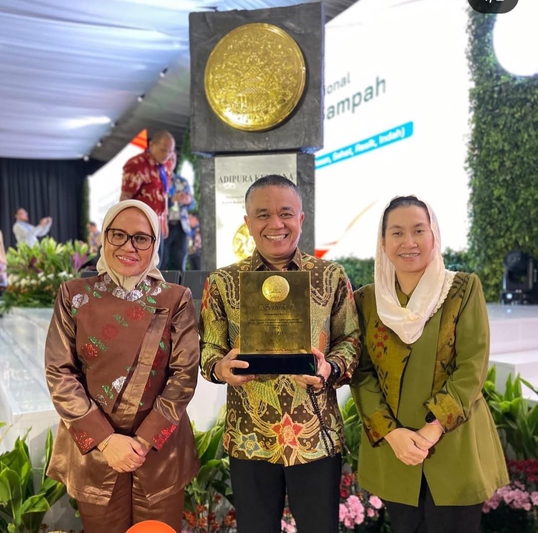 Wali Kota Palu Hadianto Rasyid menunjukkan penghargaan predikat Kota Menuju Bersih 2026 yang diterima pada peringatan HPSN di Jakarta.