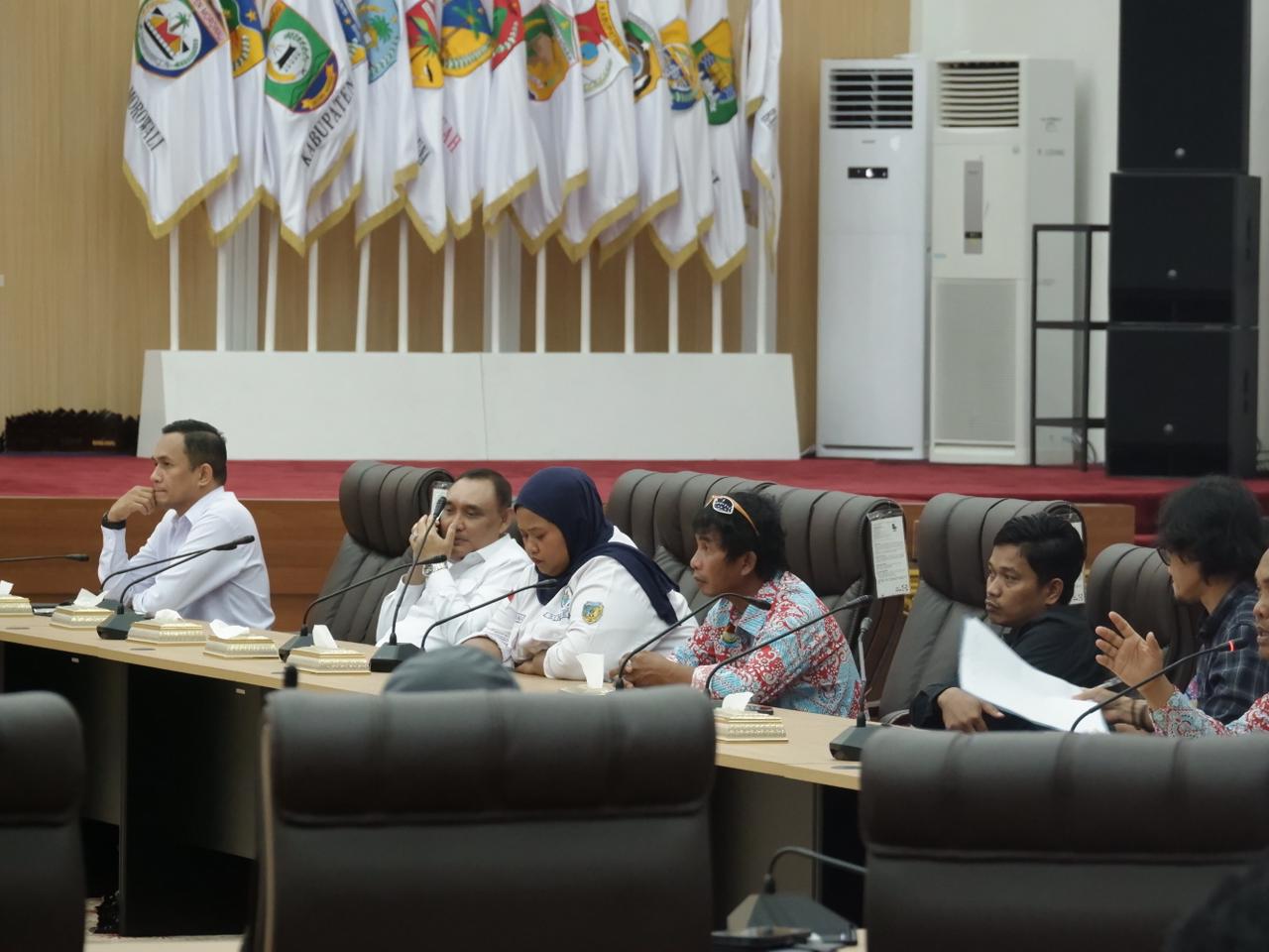 Perwakilan perangkat desa dari empat kabupaten mengikuti rapat dengar pendapat bersama DPRD Sulteng terkait kekurangan gaji Siltap.