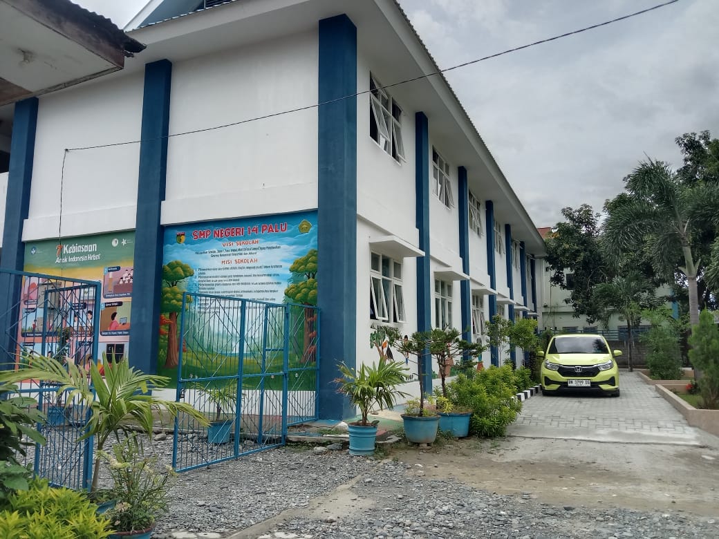 Suasana halaman SMPN 14 Palu yang mulai ditata kembali sebagai bagian dari upaya pemulihan pascagempa 2018.
