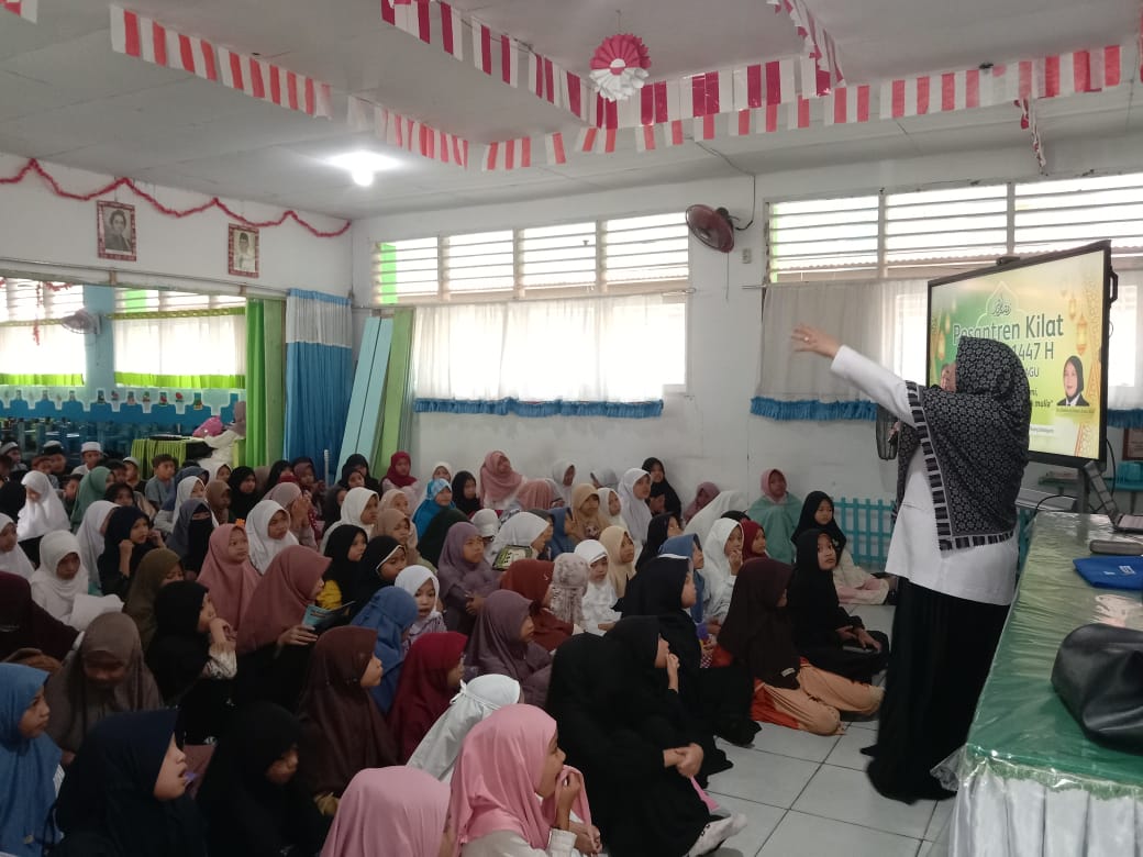 Siswa SD Inpres Bumi Sagu Palu mengikuti kegiatan pesantren kilat Ramadan yang diisi salat duha, tadarus, dan materi pembinaan karakter.
