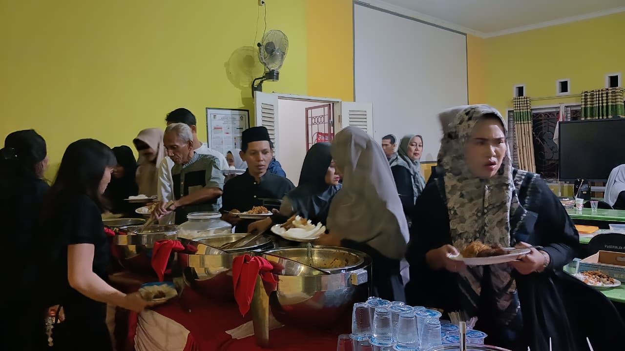 Siswa dan guru SDN Model Terpadu Madani Palu mengikuti buka puasa bersama di musala sekolah, melibatkan panitia lintas agama.