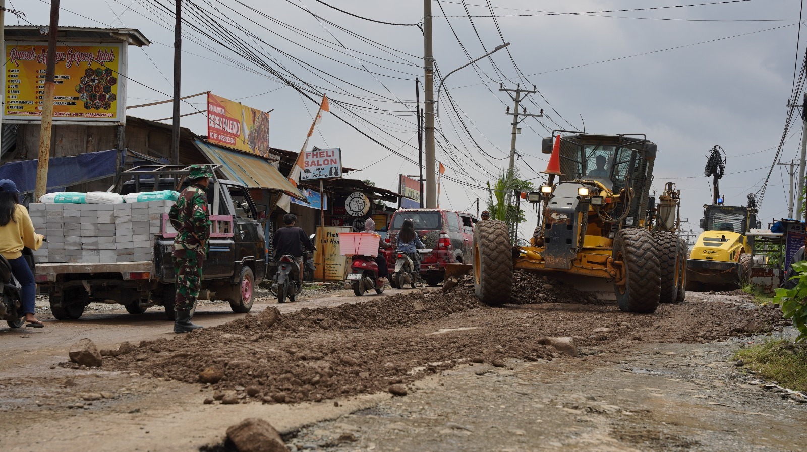 PT IMIP melakukan penimbunan 10 titik jalan rusak di ruas Trans Sulawesi, Bahodopi, Morowali, sepanjang 1,296 kilometer.