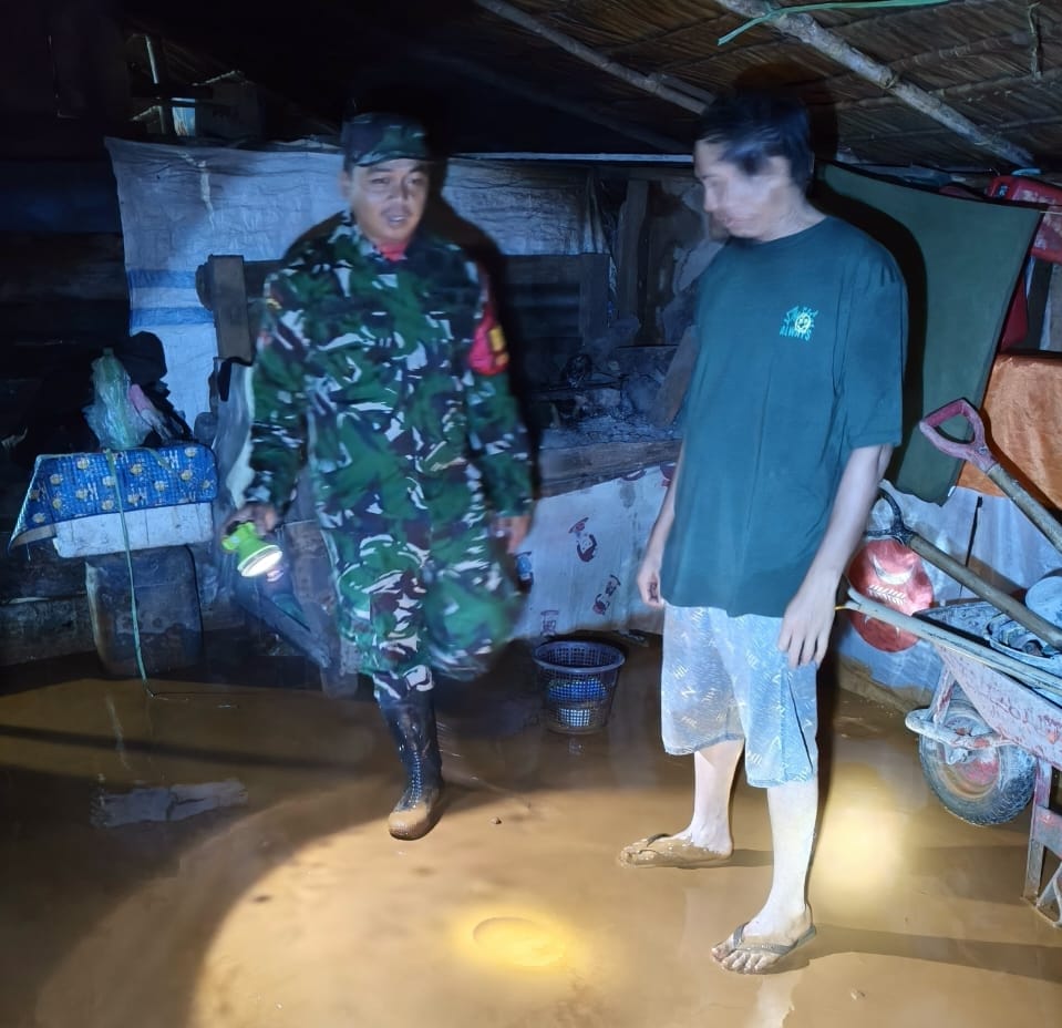 Rumah warga berlumpur pascabanjir akibat tanggul jebol di Desa Solonsa Jaya, Morowali.