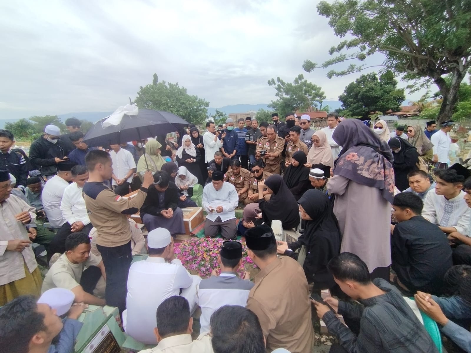 DIMAKAMKAN: Almarhumah Erni Yulianti, saat dimakamkan.(FOTO: HUMAS PKS SULTENG/RADAR PALU).  
