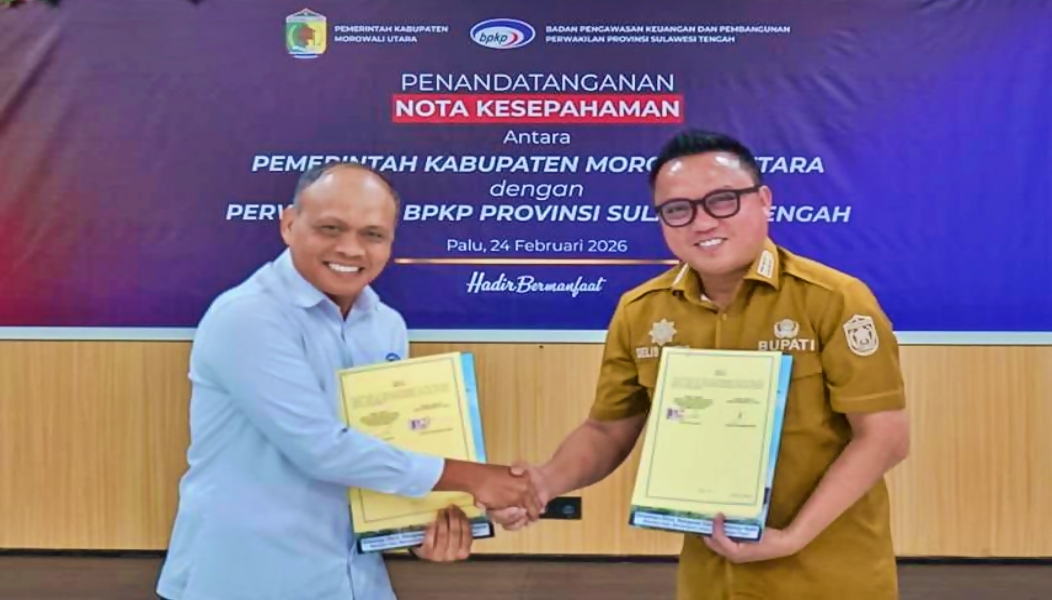 MENGGANDENG: Bupati Morut, Delis Julkarson Hehi, bersama Kepala BPK Perwakilan Sulteng Agus Yulianto.(FOTO: ISTIMEWA/RADAR PALU).