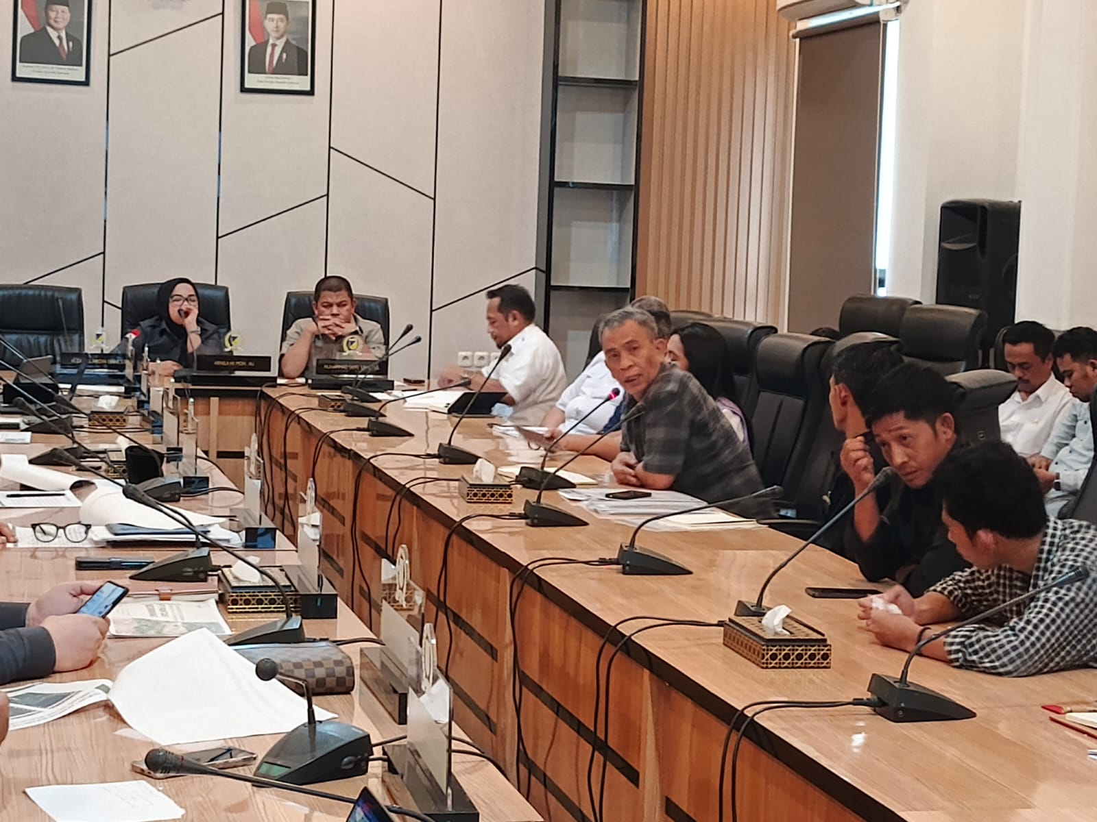 RAPAT : Ketua Komisi III DPRD Sulteng, Hj. Arnia Moh. Ali, memimpin jalannya RDP masalah perusahaan pertambangan di Banggai.(DORO HUMAS DPRD SULTENG/RADAR PALU).  