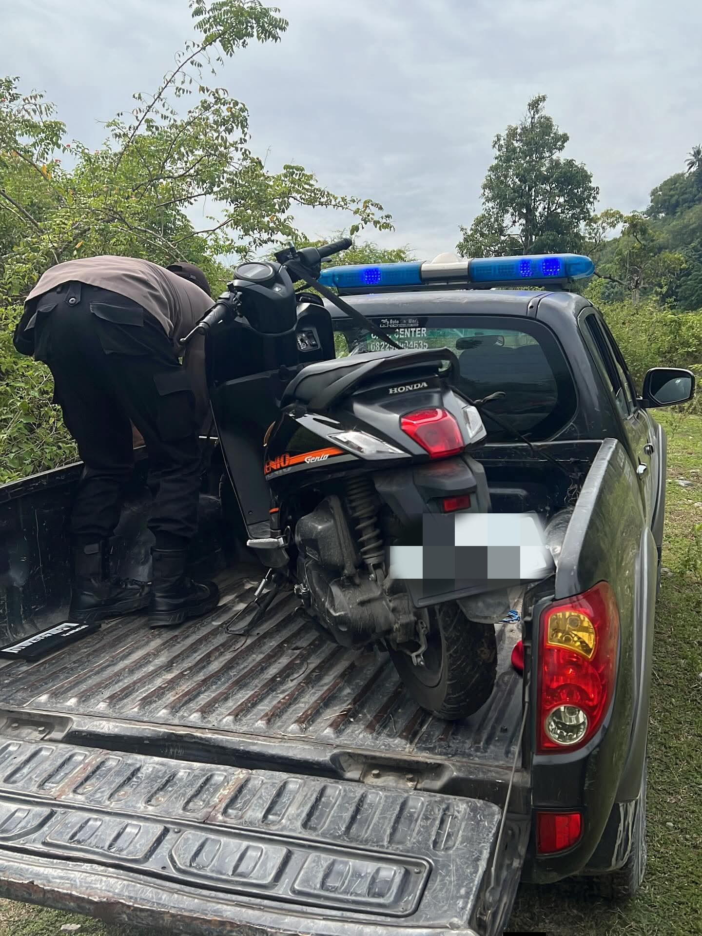 Petugas Polsek Palu Barat menunjukkan sepeda motor milik vokalis Band Thebox yang ditemukan tersembunyi di semak-semak, sekitar 200 meter dari rumah korban.