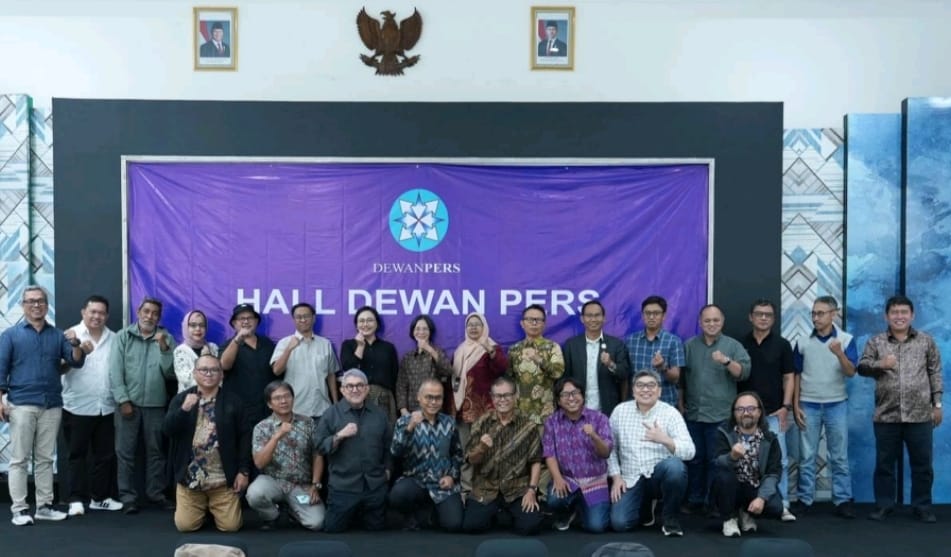Organisasi pers dan komunitas media menyatakan penolakan terhadap klausul platform digital dalam perjanjian dagang RI-AS di Dewan Pers, Jakarta.