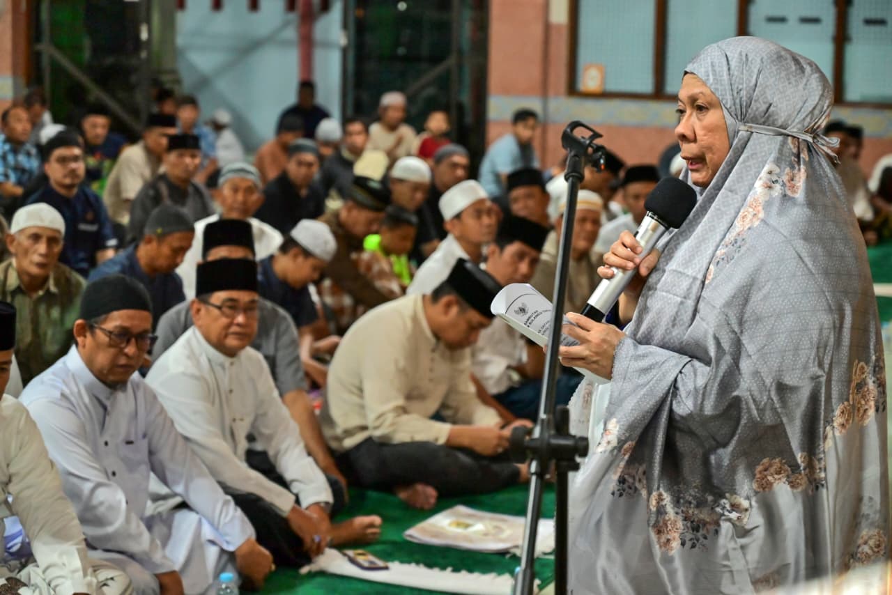 Wakil Gubernur Sulawesi Tengah Reny Lamadjido sampaikan sambutan saat Safari Ramadan perdana di Masjid An-Namira, Kota Palu.