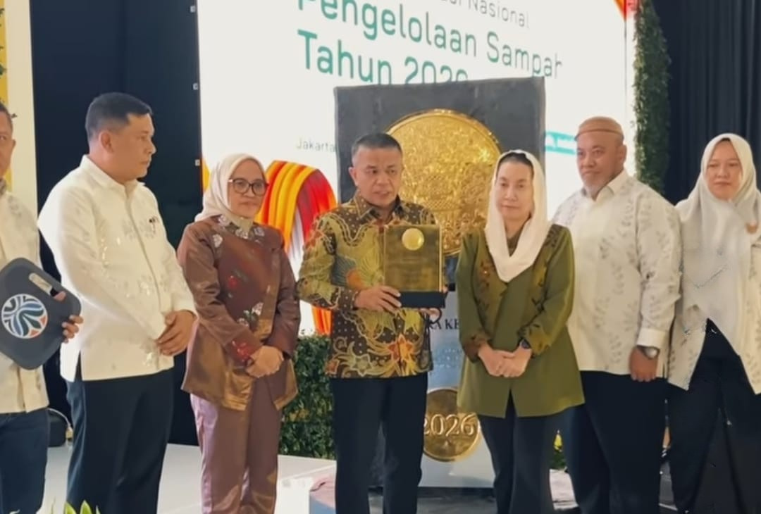 Wali Kota Palu Hadianto Rasyid bersama walikota Palu dan jajarannya saat menerima penghargaan dari kementerian Lingkungan Hidup di Jakarta 
