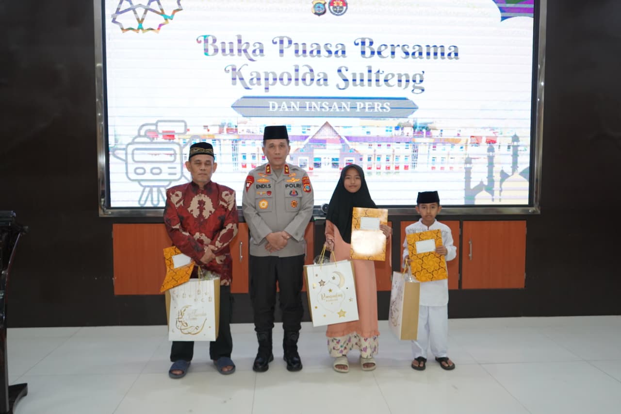 Kapolda Sulteng Irjen Pol Endi Sutendi saat menyerahkan santunan kepada anak yatim dalam acara buka puasa bersama insan pers di Mapolda Sulteng, Palu, Rabu (25/2/2026).