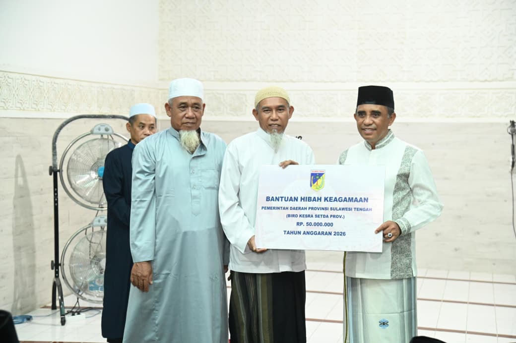 Gubernur Sulawesi Tengah menyerahkan bantuan hibah keagamaan saat Safari Ramadan di Masjid Darussalam, Parigi, Kamis (2622026).