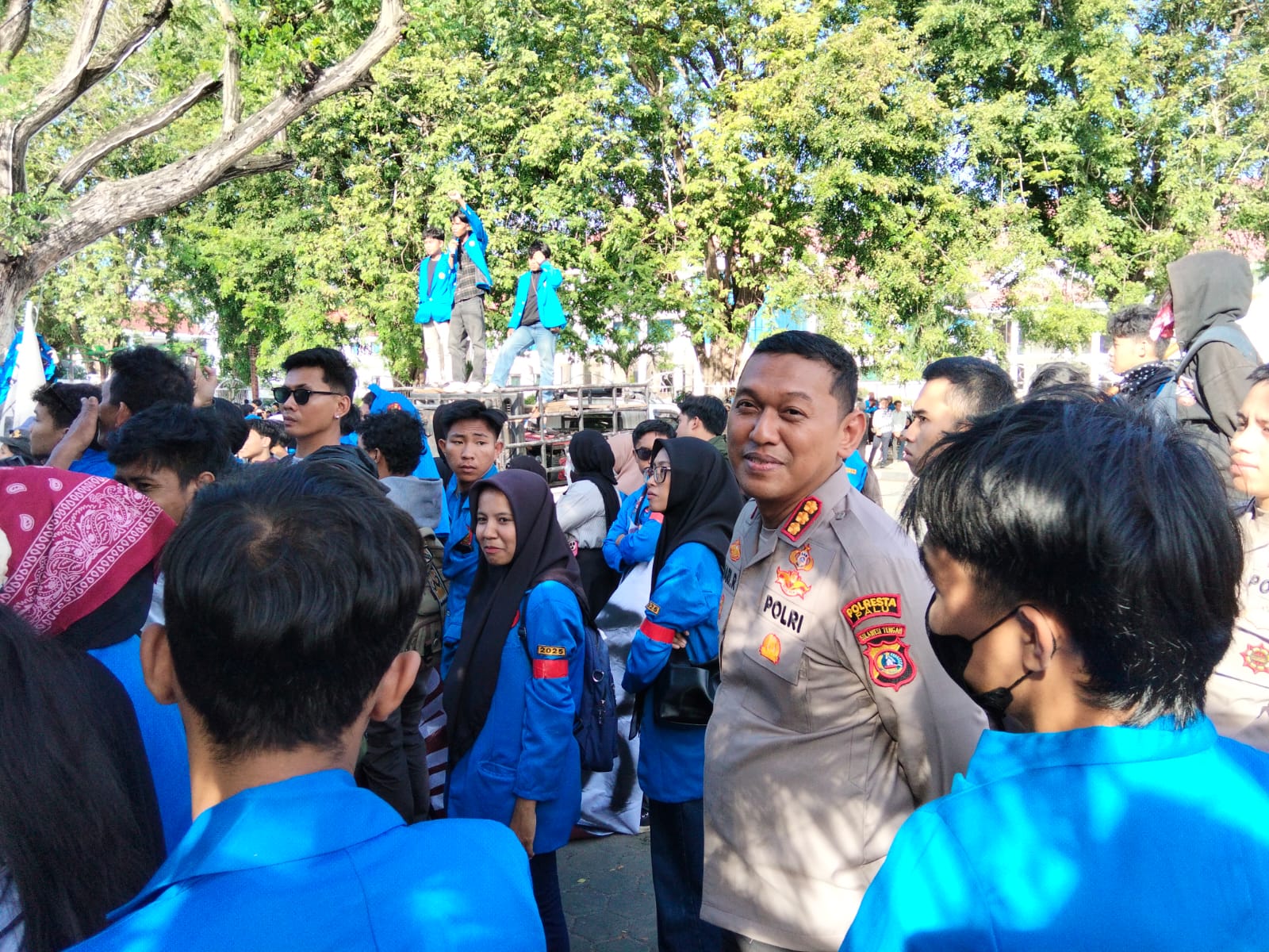 Kapolresta Palu berdialog langsung dengan mahasiswa yang tergabung dalam aliansi Universitas Tadulako saat menggelar aksi unjuk rasa di depan Kantor DPRD Provinsi Sulawesi Tengah.