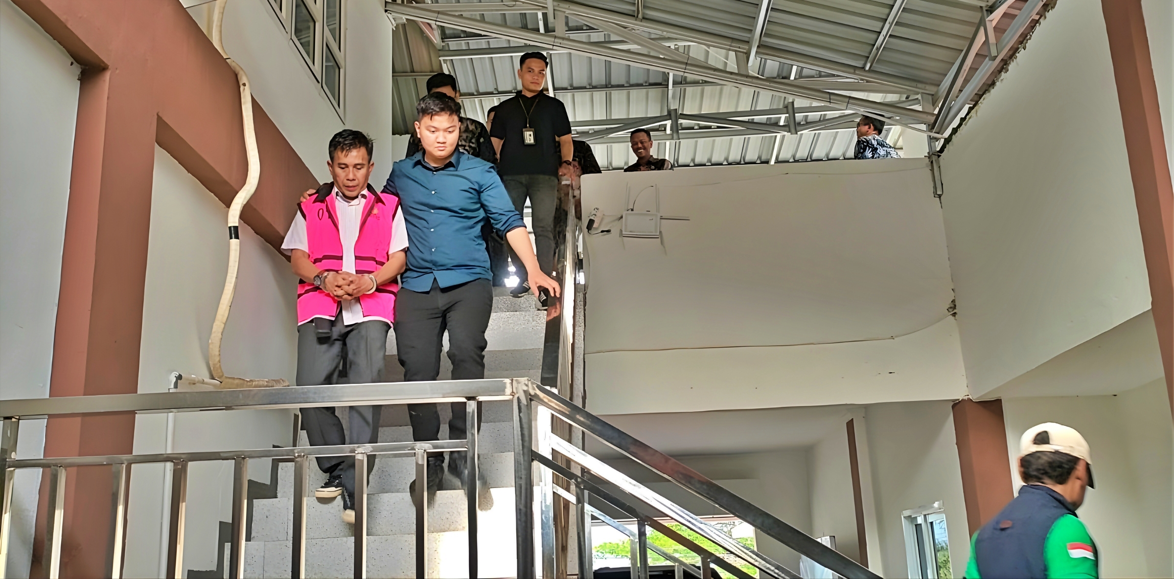 Eks Kadishub Morowali Utara IAI memakai rompi orange setelah ditetapkan ebagai tersangka kasus dugaan korupsi proyek PJUTS Rp1,52 miliar, Jumat (27/2/2026).