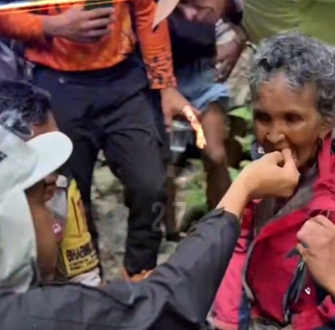 Tim SAR gabungan mengevakuasi lansia yang ditemukan selamat setelah dilaporkan hilang di perkebunan Desa Walatana, Sigi, Jumat (27/2/2026).