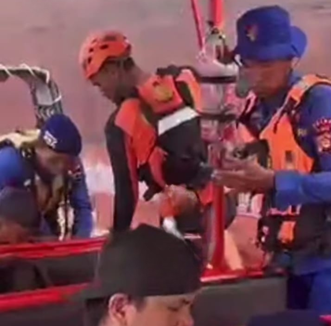 Tim SAR mengevakuasi seorang ABK kapal asing yang mengalami gangguan jantung di perairan Bali menggunakan perahu cepat menuju Pelabuhan Benoa, Jumat (27/2/2026).