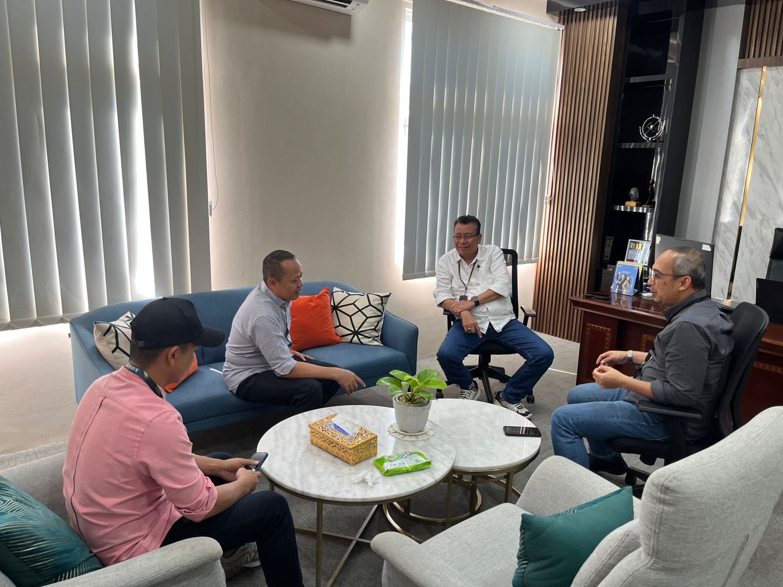 Direktur Radar Palu Jawa Pos Group, Murtalib SH (kemeja abu) saat berdiskusi ringan bersama Area Head BRI Sulawesi Tengah, Asep Suhendra, serta Pemimpin Cabang BRI Palu, Budi Prastiyanto. 
