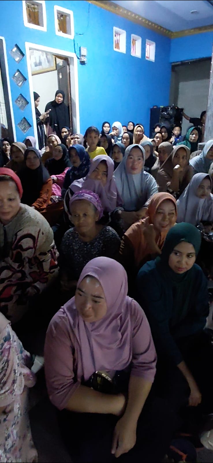 BUKAN ARISAN: Ini bukan arisan, tetapi ibu-ibu lagi waspada satu akibat gempa bumi melanda Tolitoli.(FOTO: AHMAD HAMDANI/RADAR PALU).