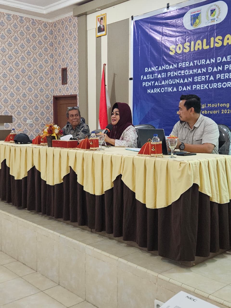 SOSIALISASI: Ketua Bapemperda DPRD Sulteng, Hj. Sri Indraningsih Lalusu, memimpin jalannya sosialisasi Ranperda pencegahan narkoba.(FOTO:&nbsp;HUMAS DPRD SULTENG/RADAR PALU).  