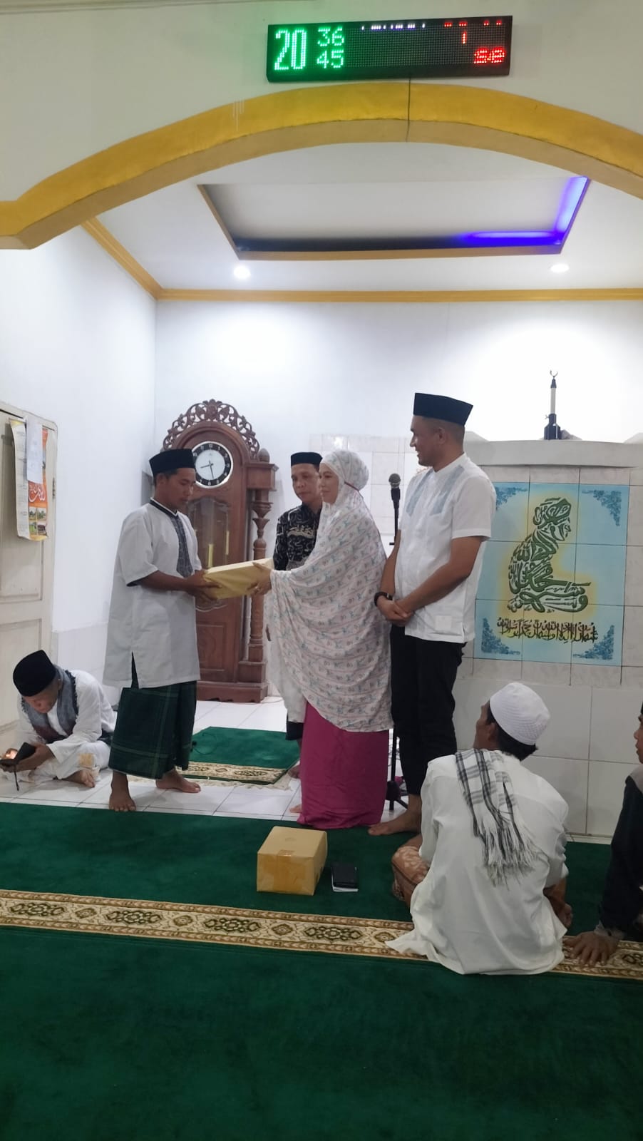 DISERAHKAN: Penyerahkan secara simbolis mushaf Alquran kepada pengurus Masjid Darussa'ada, Donggala.(FOTO: HUMAS DPRD SULTENG/RADAR PALU).  