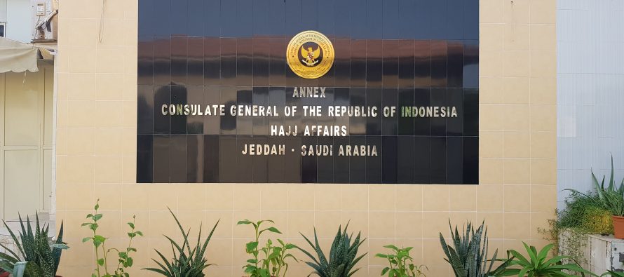 Kantor Urusan Haji Jeddah bersiaga di bandara untuk membantu jemaah umrah Indonesia di tengah penutupan ruang udara sejumlah negara Timur Tengah.