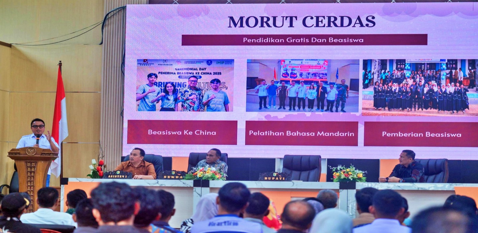 MENYERAHKAN: Bupati Morut Delis Julkrson Hehi, menyerahkan BKK kepada pelaku UMKM, Jumat (27/2/2026).(FOTO: ISTIMEWA/RADAR PALU)  &nbsp;