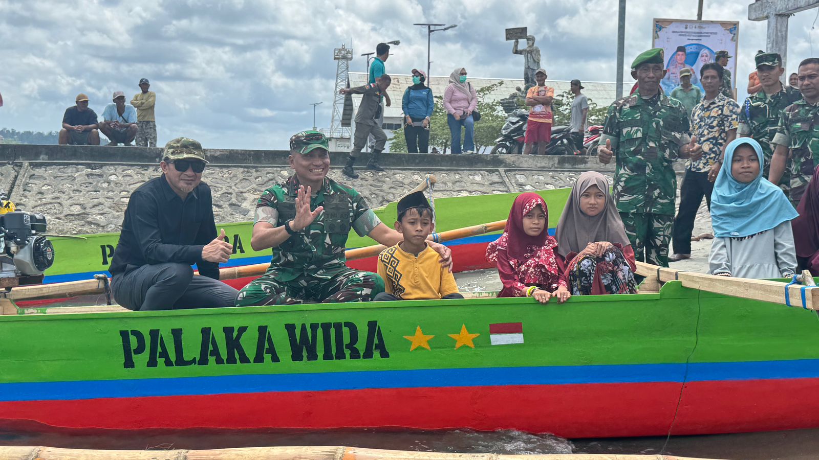 SERAHKAN: Pangdam XXIII Palaka Wira, Mayjen TNI Jonatan Binsar Parluhutan Sianipar, menyerahkan bantuan perahu ketinting.(FOTO: ISTIMEWA/RADAR PALU).