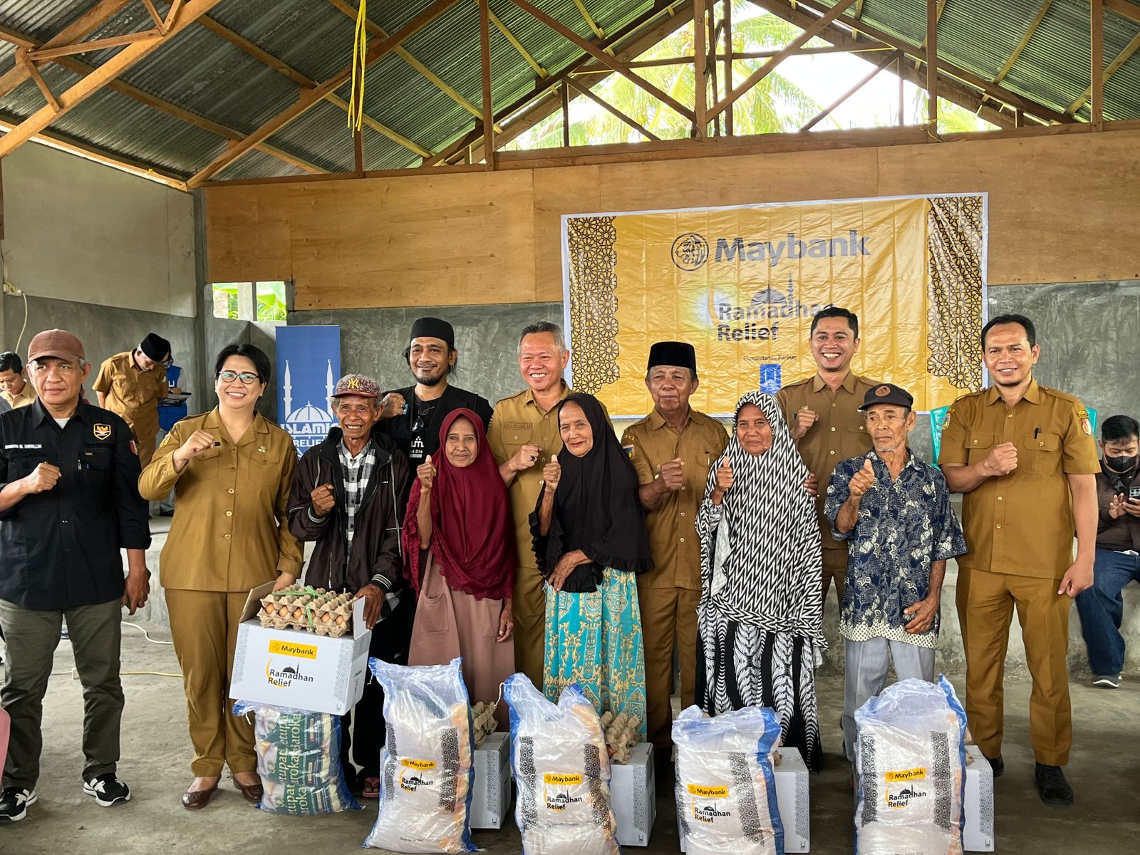 SEMBAKO: Bupati Sigi, Moh Rizal Intjenae, foto bersama usai memberikan bantuan sembako kepada warga rentan.(FOTO: ANGEL SUMBARA/RADAR PALU)