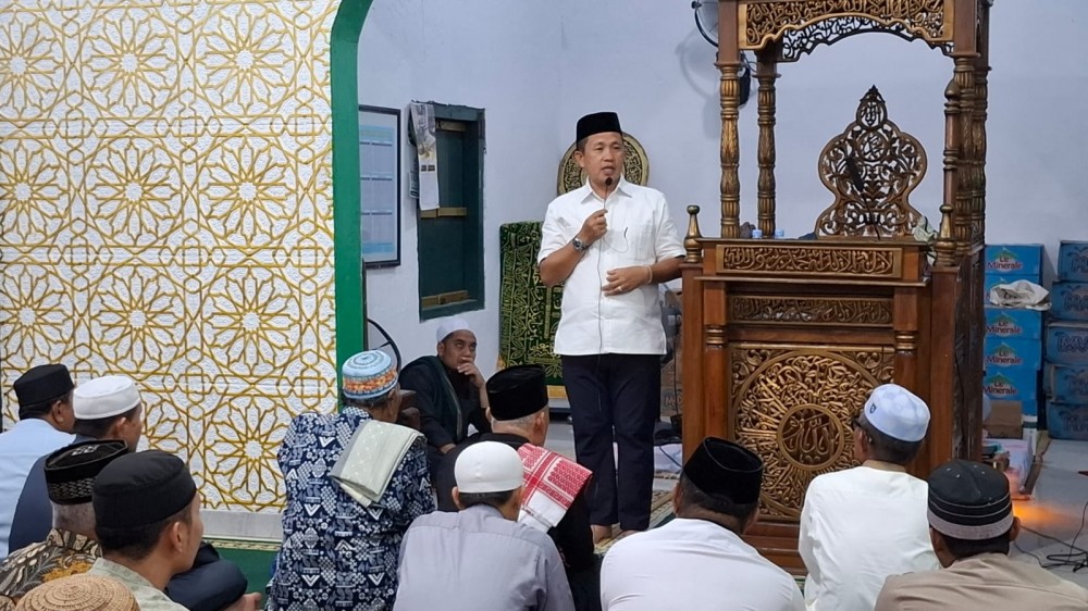 MEMBUKA: Bupati Morowali Iksan Rauf, melaksanakan Safari Ramadhan di Masjid Baiturrahim, Morowali, Minggu (1/2/2026).(FOTO: SUPRIYONO/RADAR PALU)