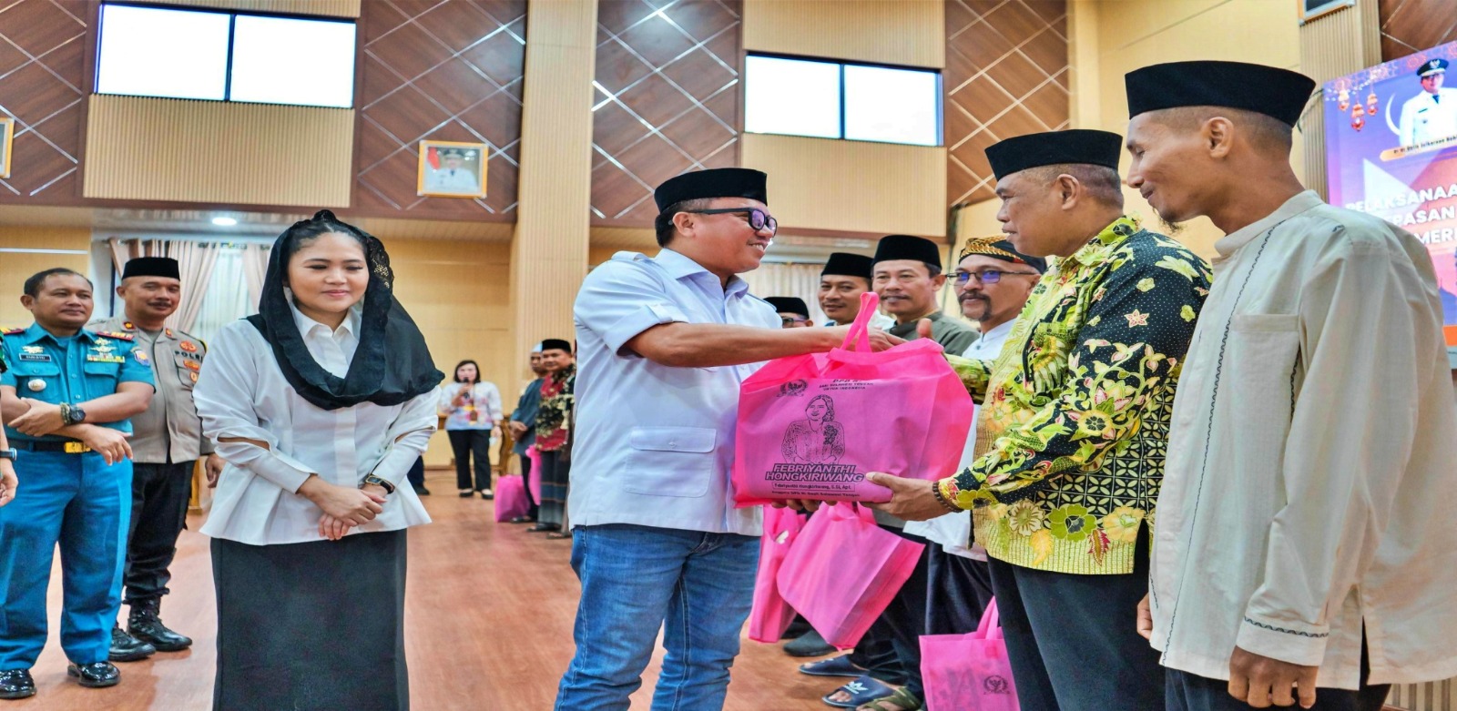 MENYERAHKAN: Bupati Morut, Delis Julkarson Hehi, bersama Ketua TP-PKK Morut Febriyanthi Hongkiriwang menyerahkan&nbsp;THR kepada imam masjid dan pegawai syara, Jumat (27/2/2026).(FOTO: ISTIMEWA/RADAR PALU)
