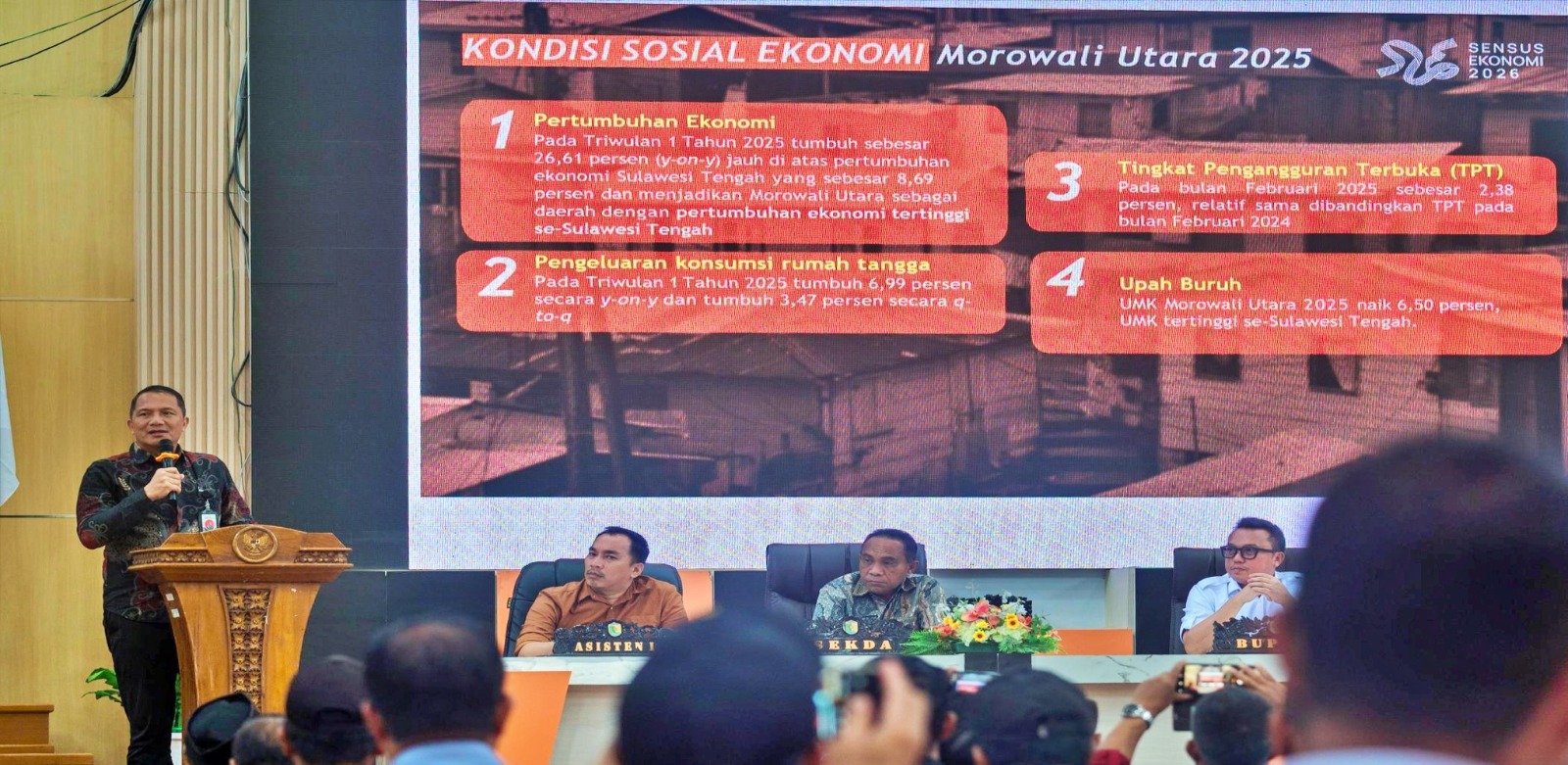 PAPARAN: Kepala BPS Kabupaten Morowali Gladius Alfonsus memaparkan angka pertumbuhan ekonomi Morut dalam Rapat Pengentasan Kemiskinan di Ruang Pola Kantor Bupati Morut, Jumat (27/2/2026). (FOTO: ISTIM