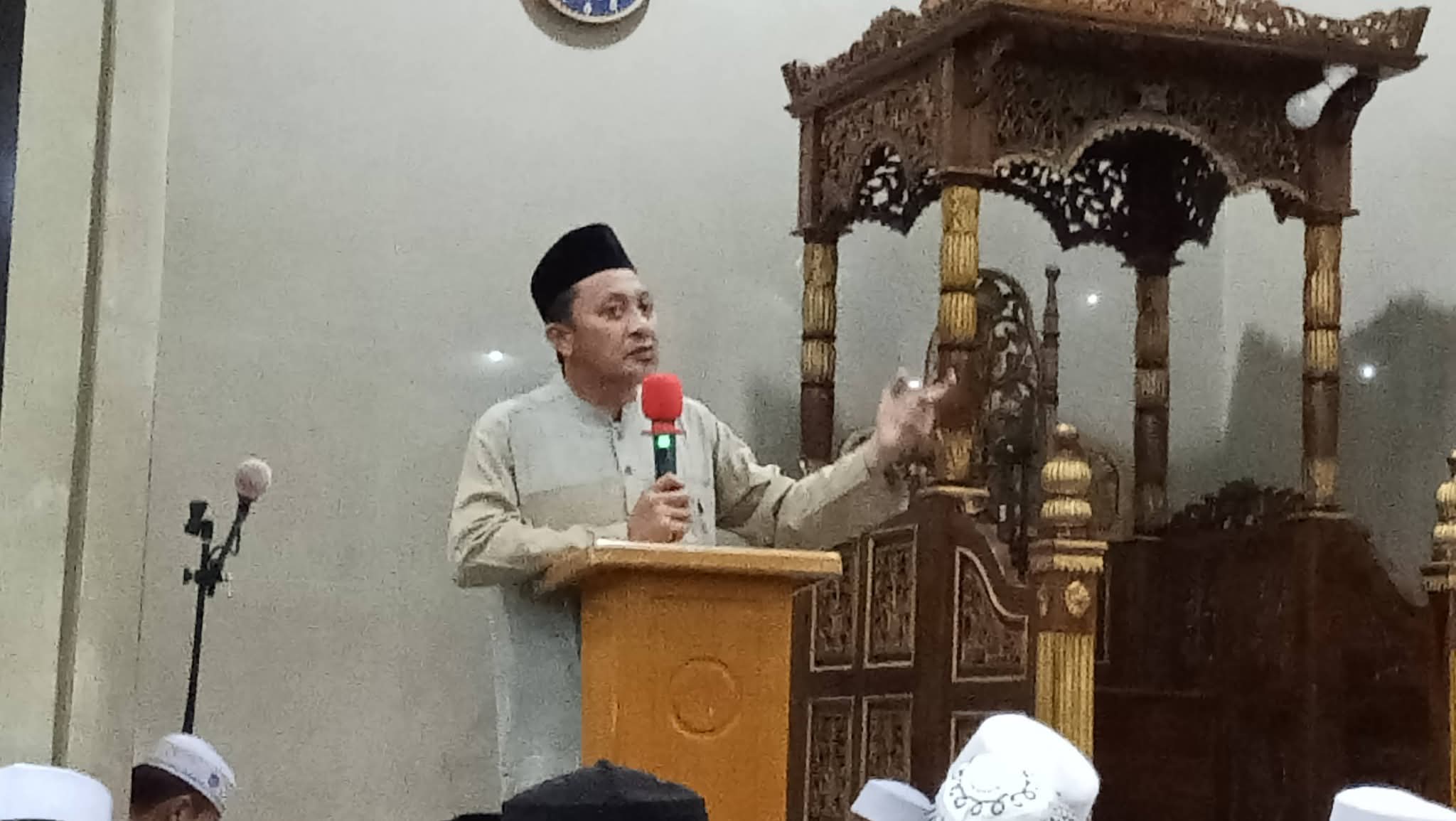 MEMIMPIN: Bupati Touna, Ilham Lawidu, memimpin tim Safari Ramadan.(FOTO: HERIYANTO LIMAHU/RADAR PALU).  