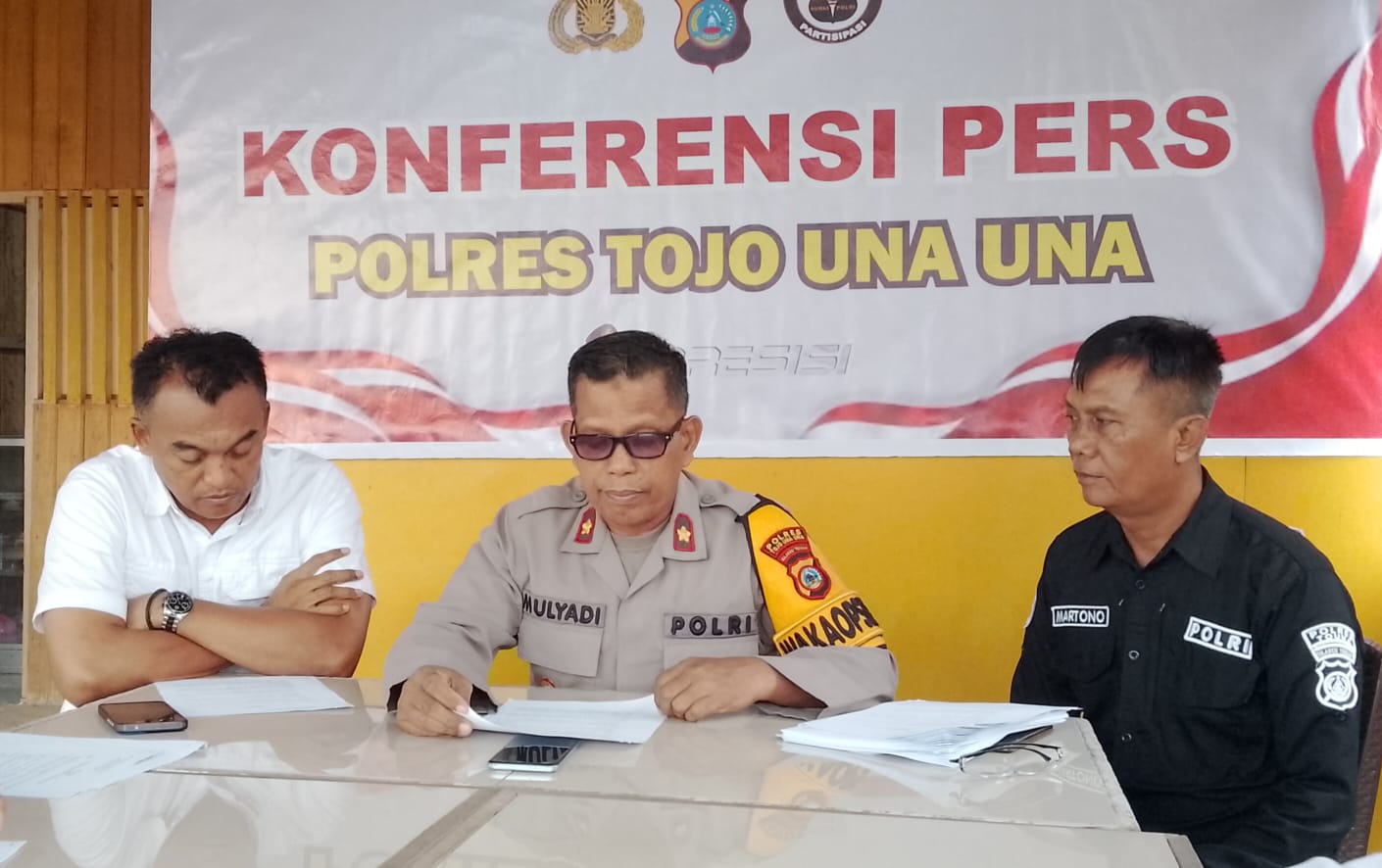 MENGUNGKAPKAN: Wakapolres Touna Kompol Mulyadi, didampingi Kasat Reskrim AKP Syarif, mengungkap kekerasan seksual terhadap anak sambungnya sendiri.(FOTO: HERIYANTO LIMAHU/RADAR PALU)