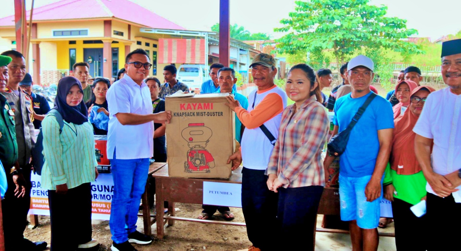 Penyerahan Bantuan Keuangan Khusus (BKK) Pemkab Morowali Utara oleh Bupati Delis Jularson Hehi, Minggu (1/3/2026). (FOTO: ISTIMEWA/RADAR PALU)