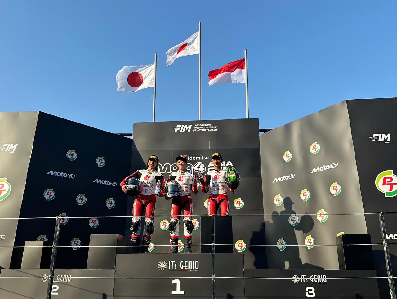Bintang Pranata Sukma saat naik podium putaran pertama Moto4 Asia Cup 2026 di Buriram, Thailand.