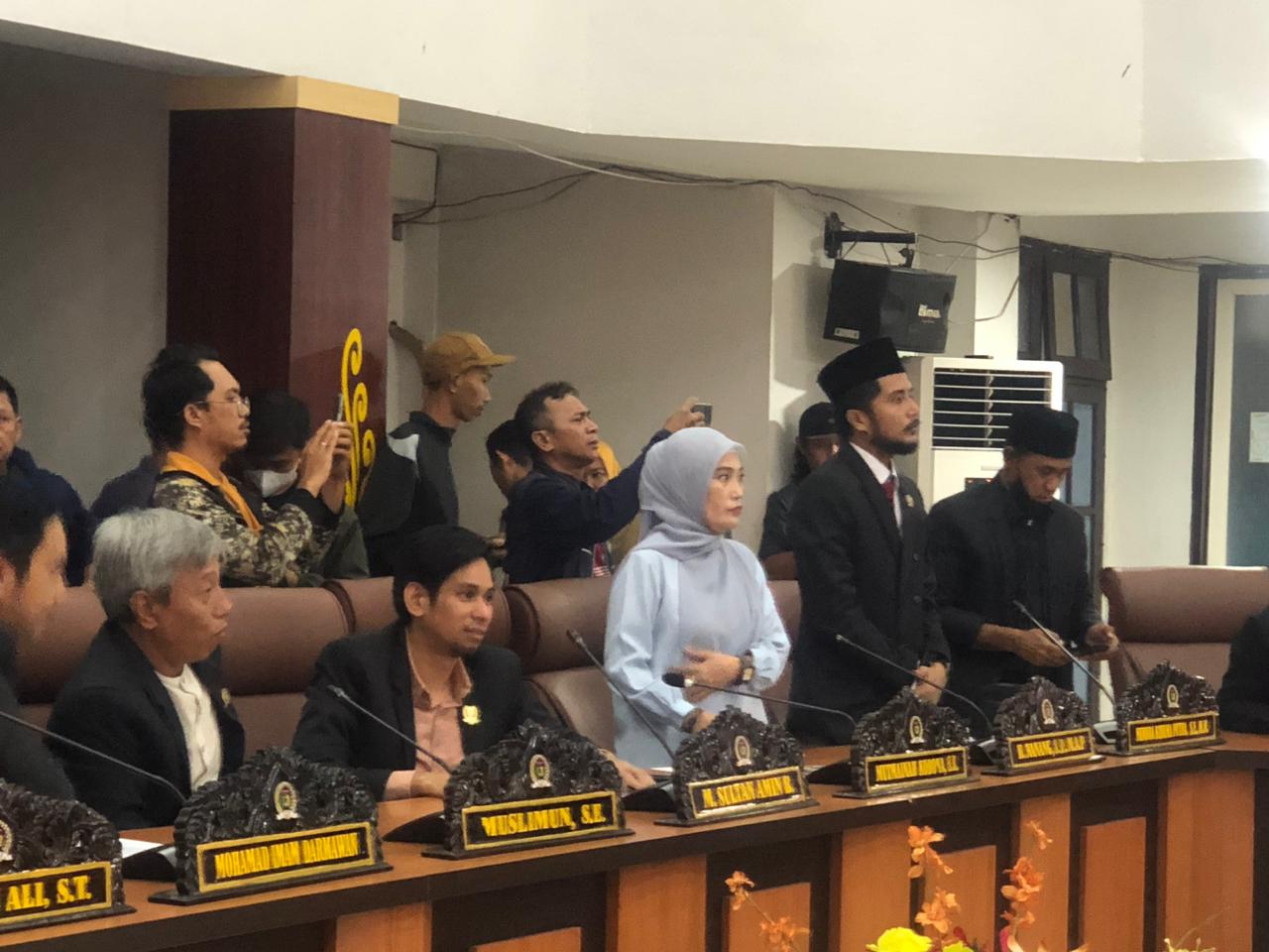 Anggota DPRD Kota Palu mempertanyakan hasil investigasi dugaan persoalan seleksi dan penempatan PPPK dalam rapat paripurna, Senin (2/3/2026).