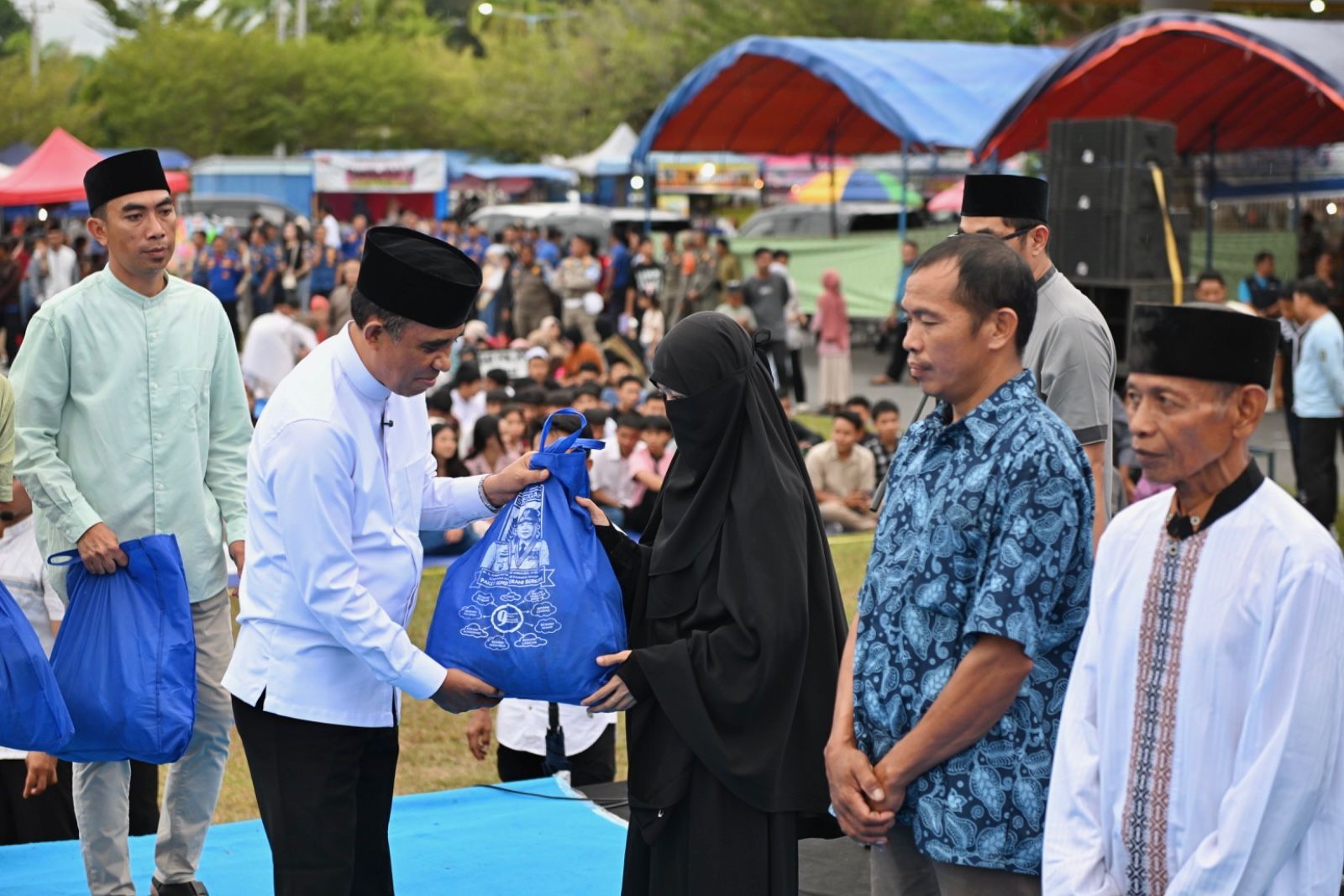 Gubernur Anwar Hafid dan Wagub Reny Lamadjido menghadiri HUT ke-131 Kabupaten Poso sekaligus menyerahkan bantuan sembako.