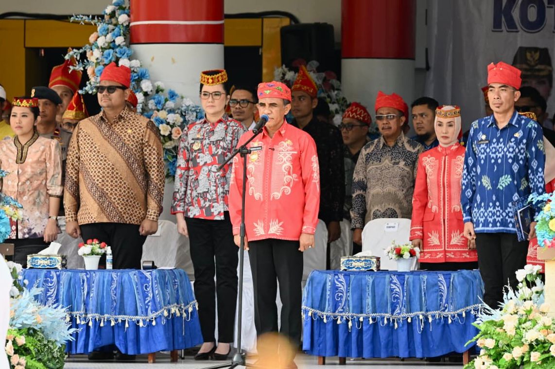 Gubernur Sulawesi Tengah Anwar Hafid memimpin upacara HUT ke-131 Kabupaten Poso di Lapangan Kantor Bupati, Senin (2/3/2026).