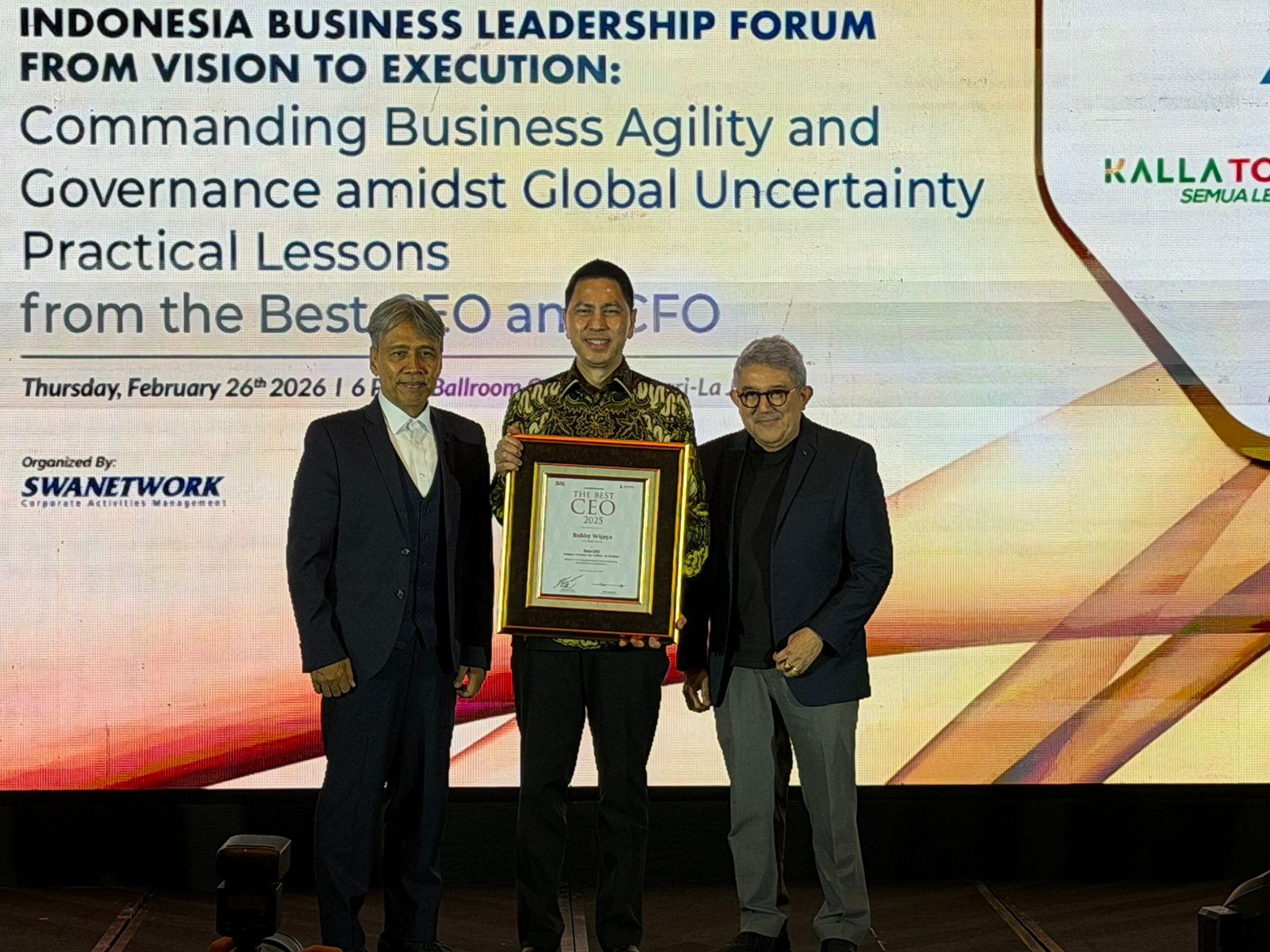 Chief Executive Officer (CEO) Kalla Toyota, Robby Wijaya, dianugerahi penghargaan &ldquo;The Best CEO 2025&rdquo; oleh SWA Media Group. Pada, Kamis (26/2/2026).