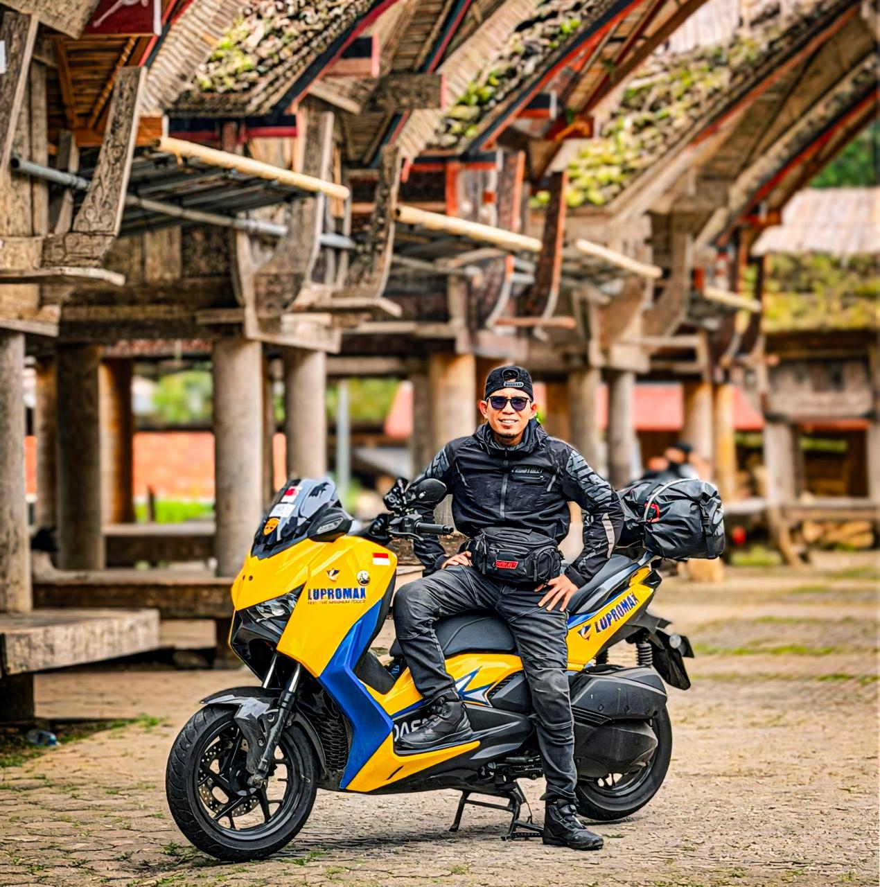 Om Daeng menjelajahi kampung halamannya di Pulau Sulawesi bersama Yamaha XMAX TECHMAX generasi terbaru dalam perjalanan bertajuk &ldquo;Jelajah Sulawesi&rdquo;.