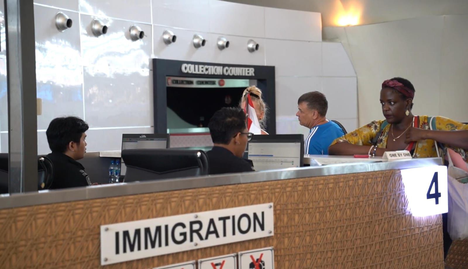 Petugas Imigrasi melayani penumpang internasional di bandara menyusul pembatalan dan penundaan penerbangan akibat konflik Timur Tengah.