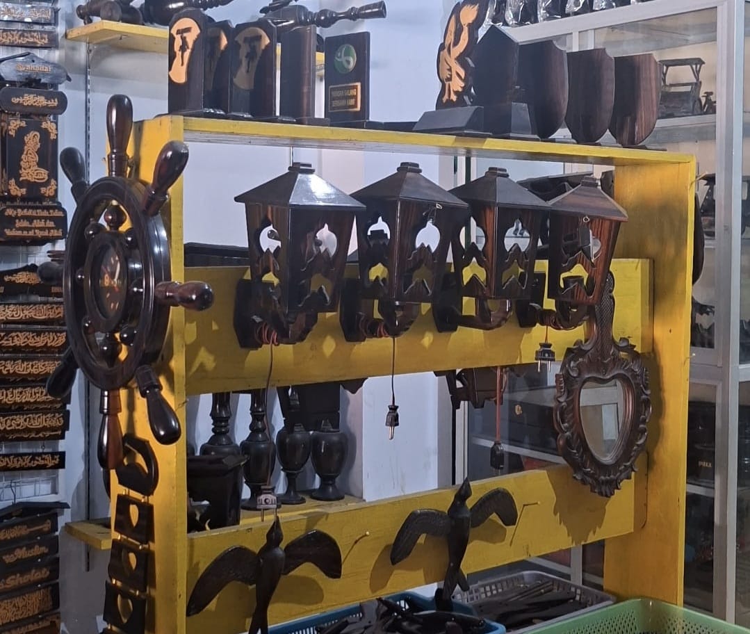 Koleksi kerajinan kayu hitam di galery Sumber Urip Ebony, milik Sulastini