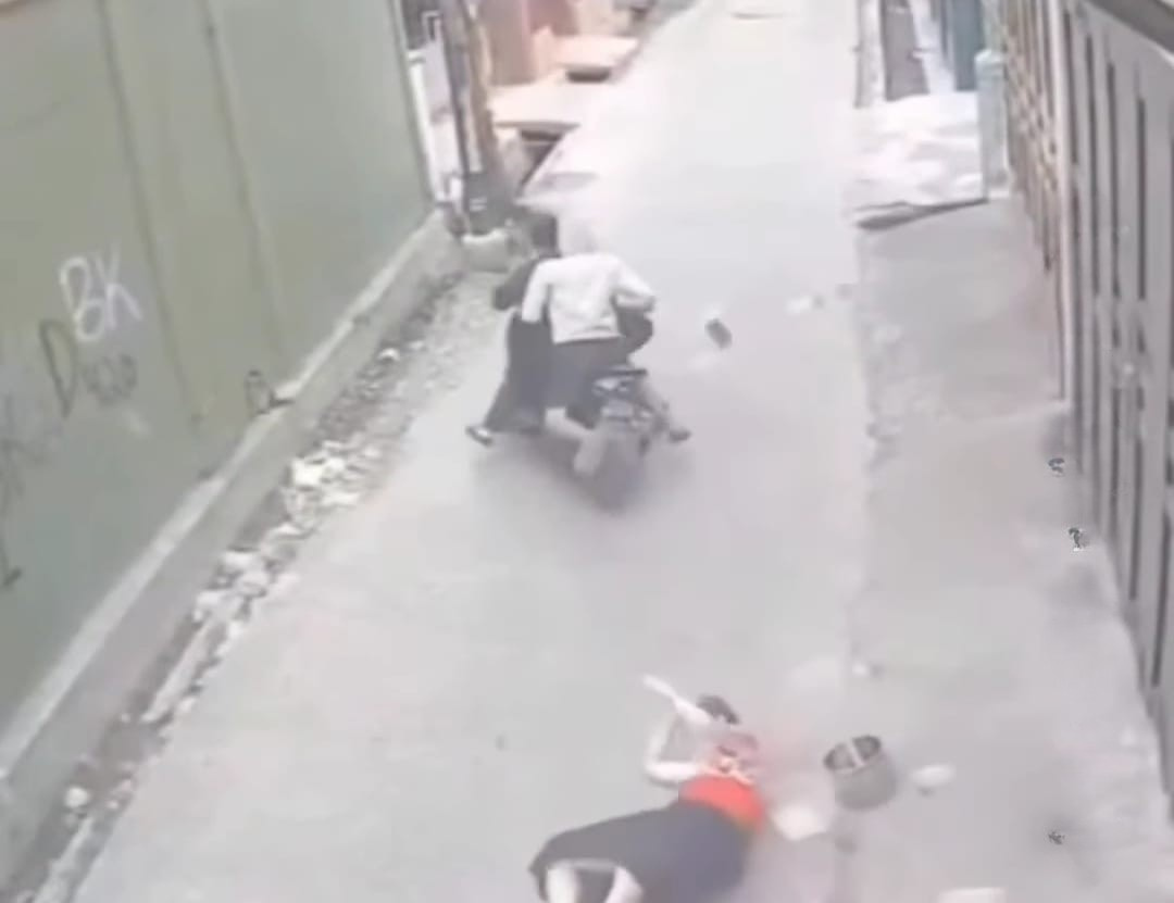 Rekaman CCTV aksi jambret yang menyeret remaja wanita di Medan viral di media sosial.