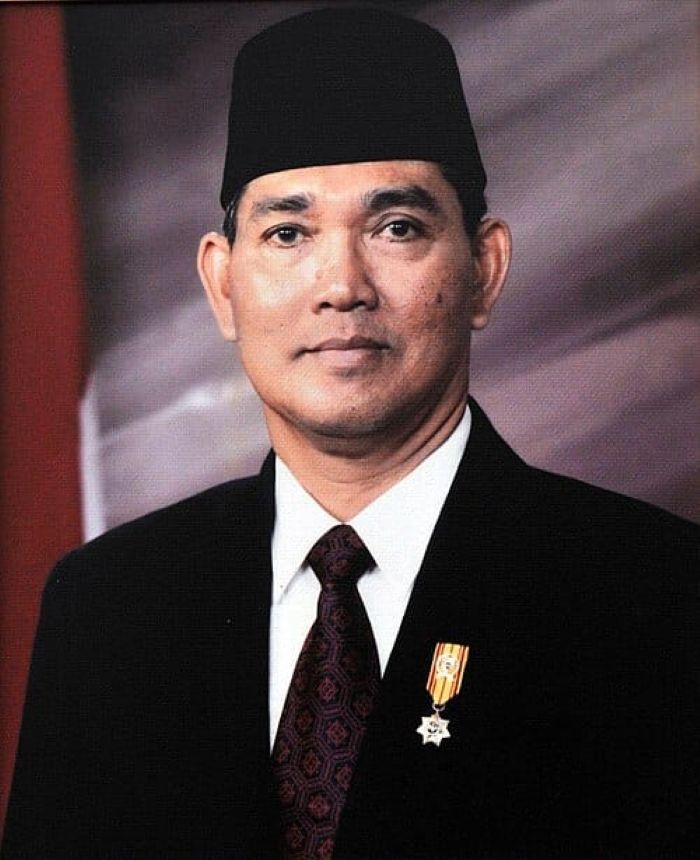 Potret resmi tahun 1993 Try Sutrisno sebagai wakil presiden ke-6 Republik Indonesia